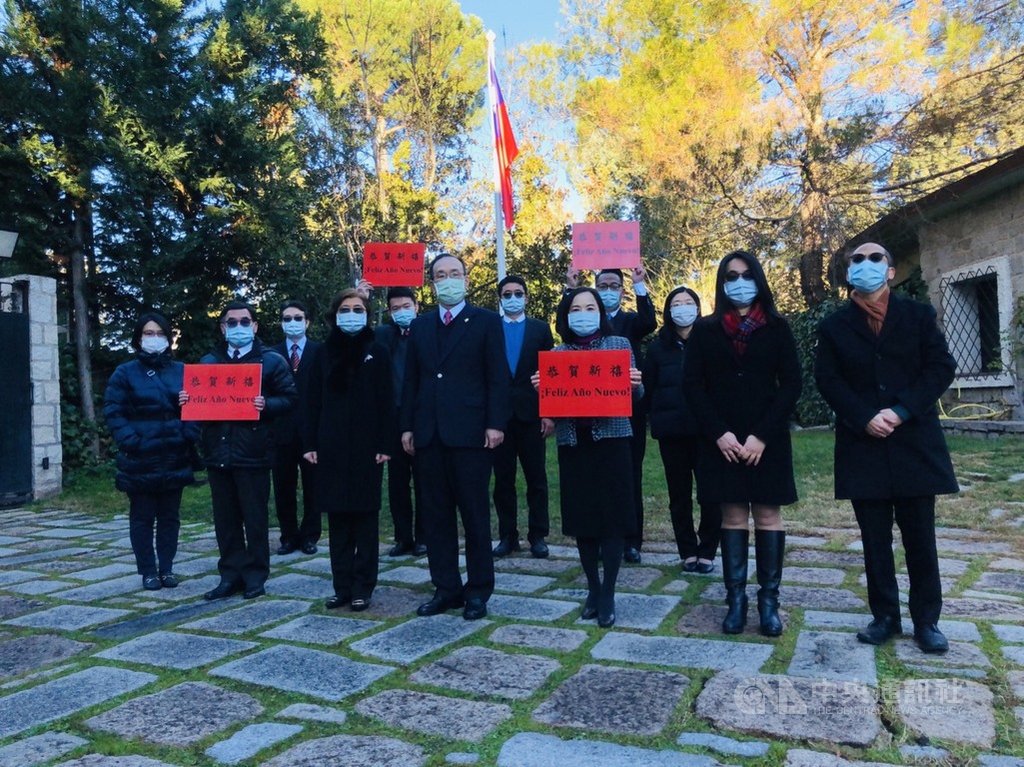 駐西班牙代表處2021年1月1日上午舉辦元旦升旗典禮，為遵守西班牙防疫規範，未邀請賓客，僅由代表劉德立（前中）率館員參與。 圖/中央社（駐西班牙代表處提供）