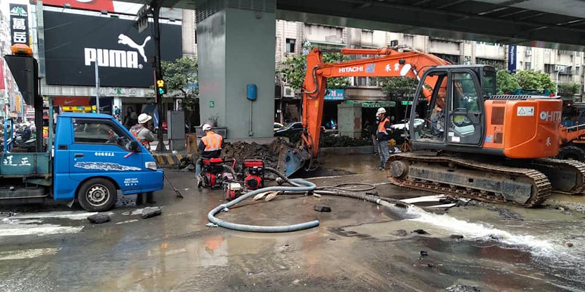 新北市板橋區民生路與中山路口發生水管破裂，預計影響21000戶的用戶。 圖：翻攝自何博文粉絲團 Facebook
