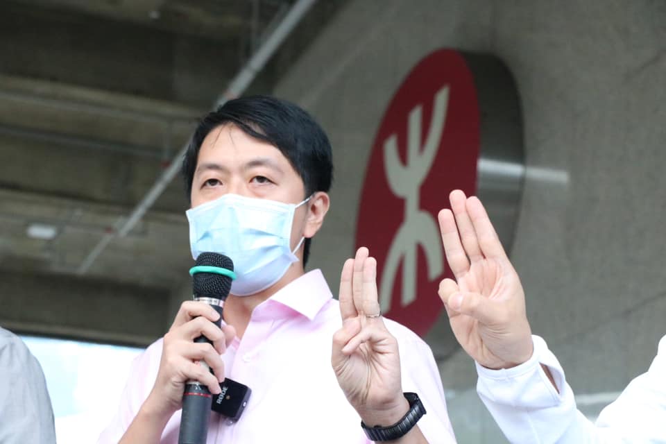 流亡海外的前香港立法會議員許智峯今（2）日稍早在臉書寫下，自己與家人所有匯豐銀行信用卡被銀行單方面，在無通知的狀況下，以「商業決定」為由取消。 圖：翻攝自許智峯Facebook