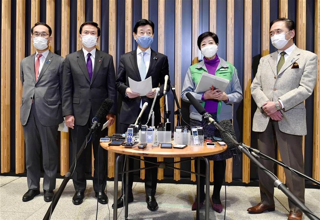 由於轄內疫情嚴峻，東京都知事小池百合子（右2）、埼玉縣知事大野元裕（左1）、千葉縣知事森田健作（左2）及神奈川縣知事黑岩祐治（右1）2日與經濟再生擔當大臣西村康稔（中）會談，4名知事在會談中籲請中央盡速檢討發布「緊急事態宣言」。 圖：共同社