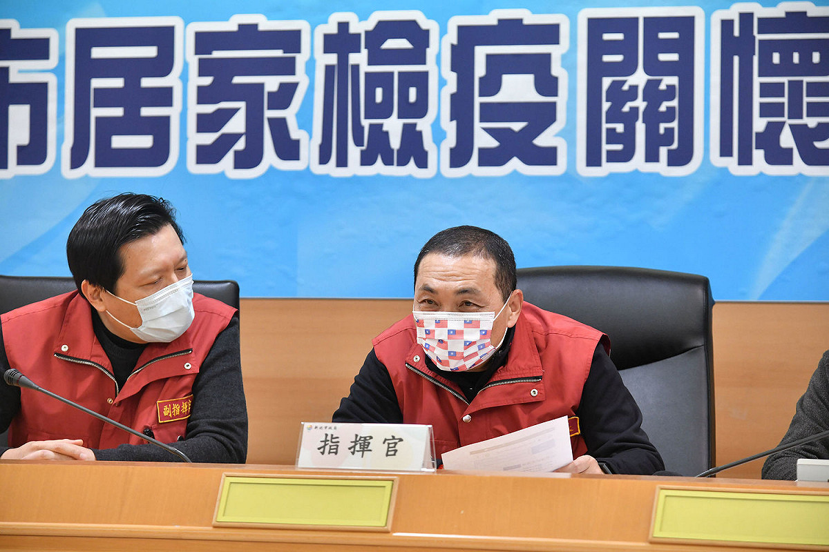侯友宜親自致電關心居家檢疫民眾，感謝他們配合政府防疫措施，也提醒在連假期間務必遵守防疫規範。 圖：新北市政府新聞處／提供