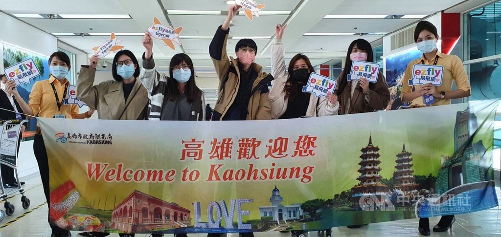 從桃園飛往日本，再回頭降落高雄的微旅行包機1日啟航，是國內首架微旅行包機航班。高雄市觀光局2日表示，延續9月間桃園高雄「雙潭」旅遊熱度，讓旅客感受南台灣的溫暖，也推薦旅客參加跨百光年活動。  圖/中央社