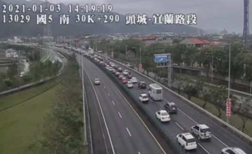 據觀測，中午過後國道5號北向車速不到30公里。 圖：翻攝自高公局1968