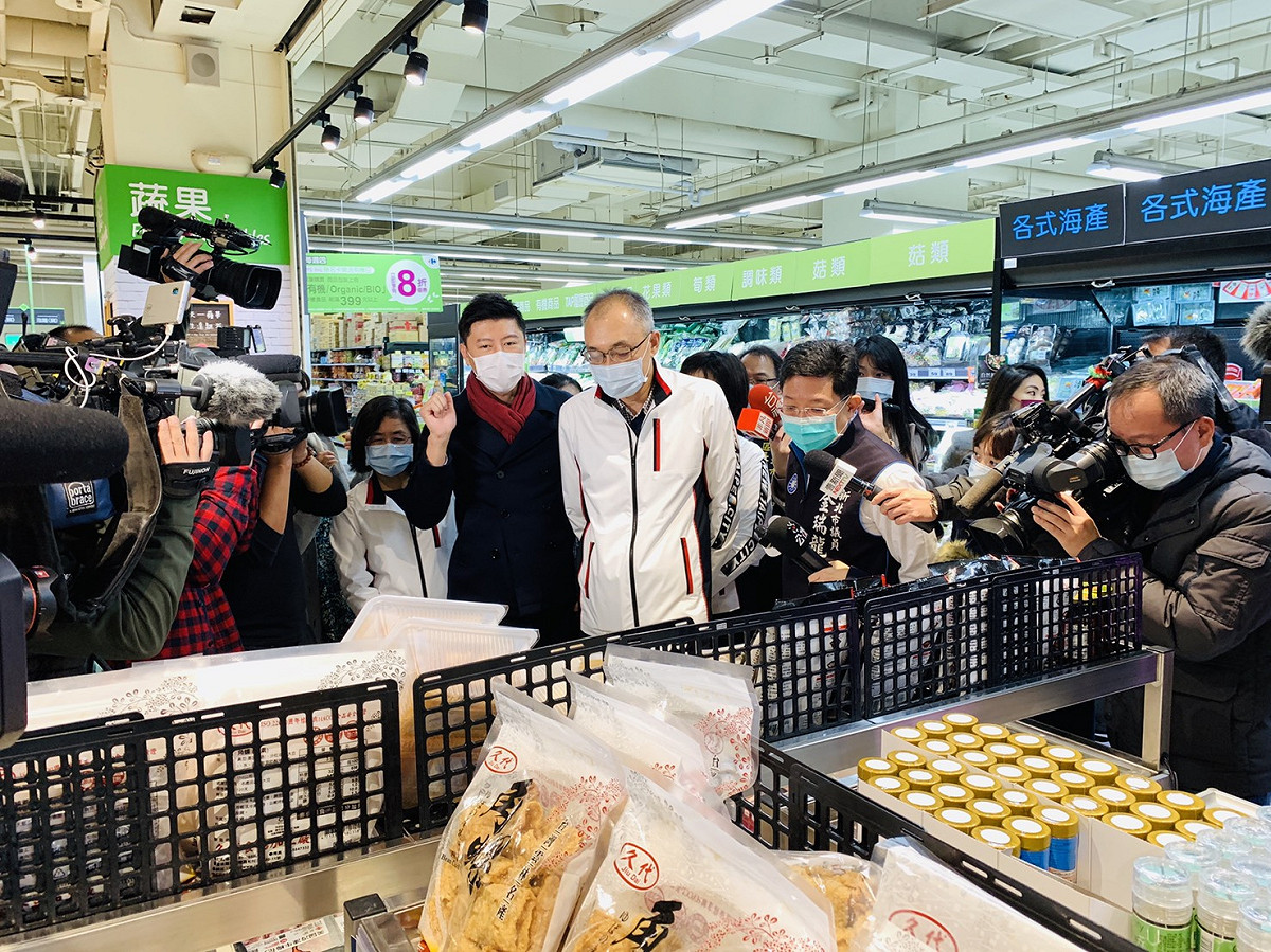 新北市府呼籲各個量販賣場與生鮮超市應配合目前政府相關標示、輔導與管理措施，共同維護市民食安與知情權益。  圖：新北市經發局提供
