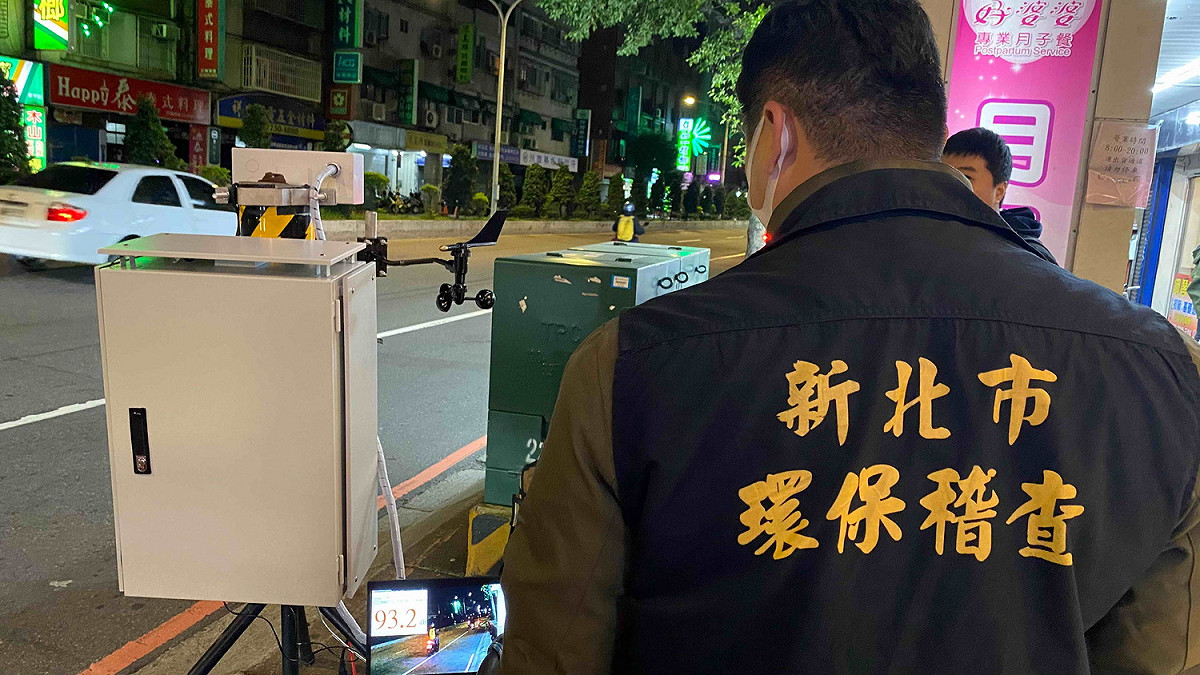 深夜於三峽及中和區人口密集地架設移動式聲音照相設備取締噪音車。  圖：新北市環保局提供