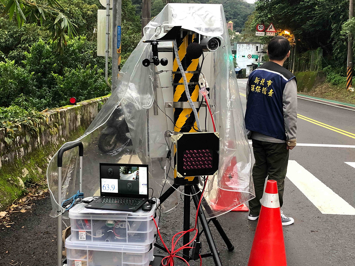 清晨於石碇及平溪區架設移動式聲音照相設備取締噪音車。  圖：新北市環保局提供。
