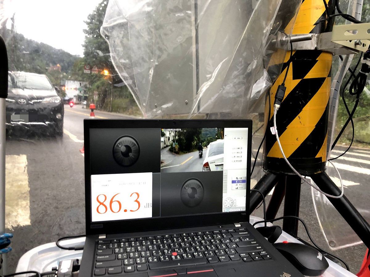 架設移動式聲音照相設備取締噪音車。 圖：新北市環保局提供