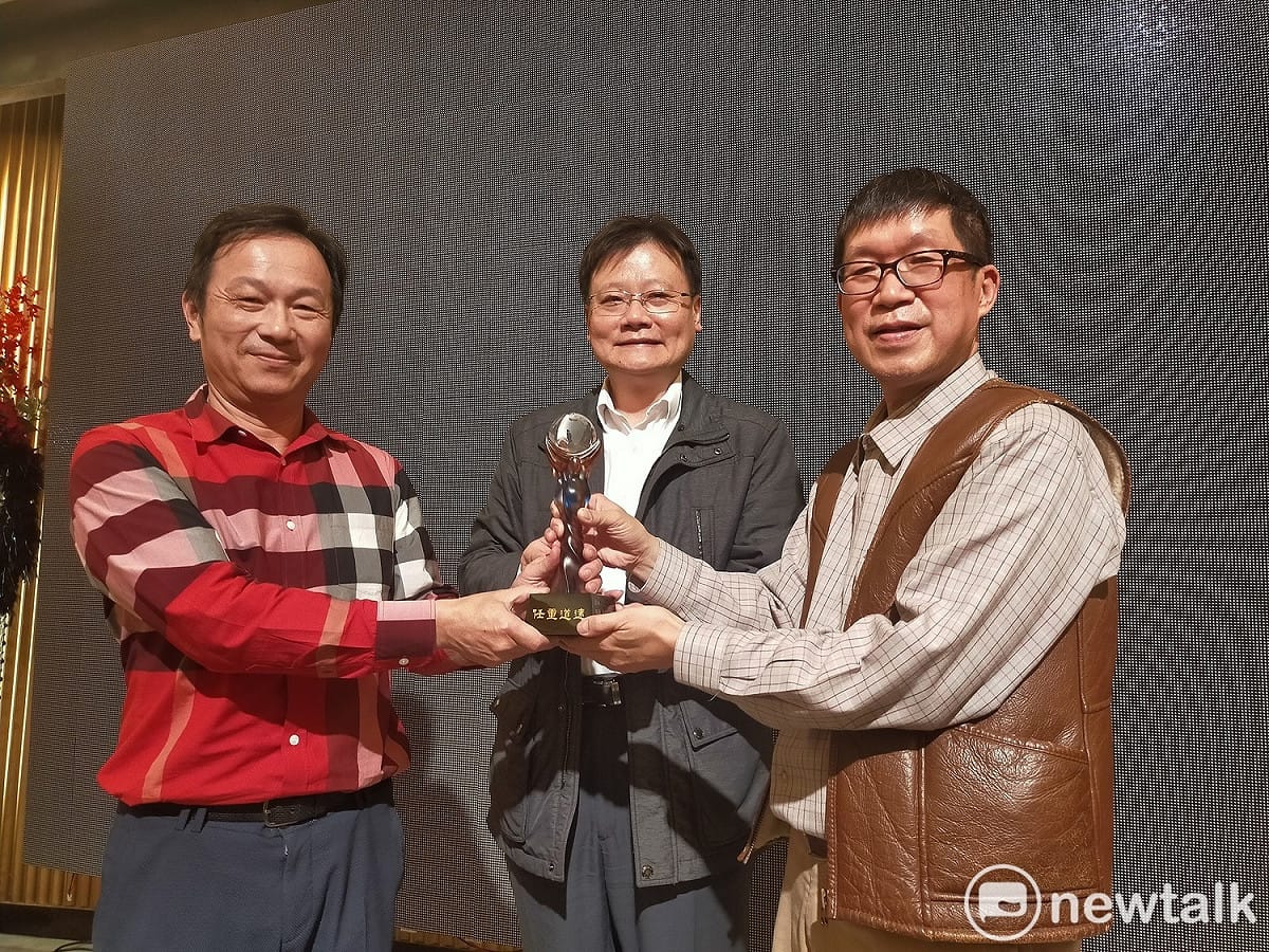 郭達鴻（右一）接任台中市商圈聯誼會總召。 唐復年/攝