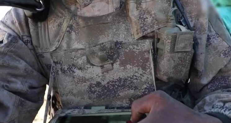 圖為西藏軍區所裝備的「單兵數碼化作戰系統」，該系統具備「自毀」功能。 圖：翻攝央視