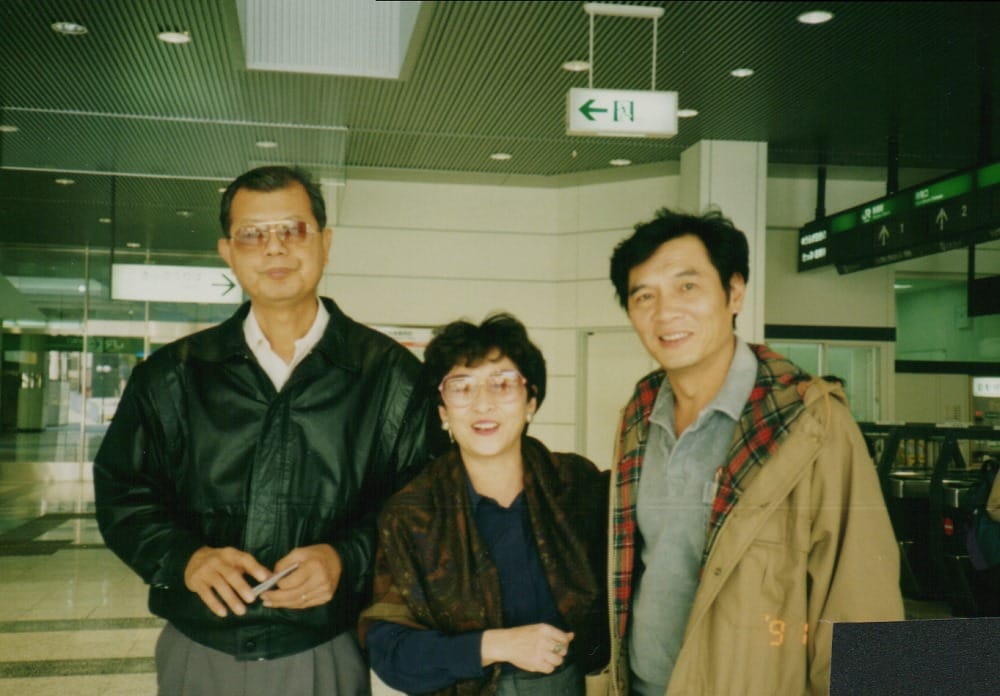 1991年周叔夜(左一)、何康美(中)、陳南天(右一)於日本闖關回台前於機場合照。 圖：擷取自WUFI-Taiwan（台灣獨立建國聯盟） 臉書