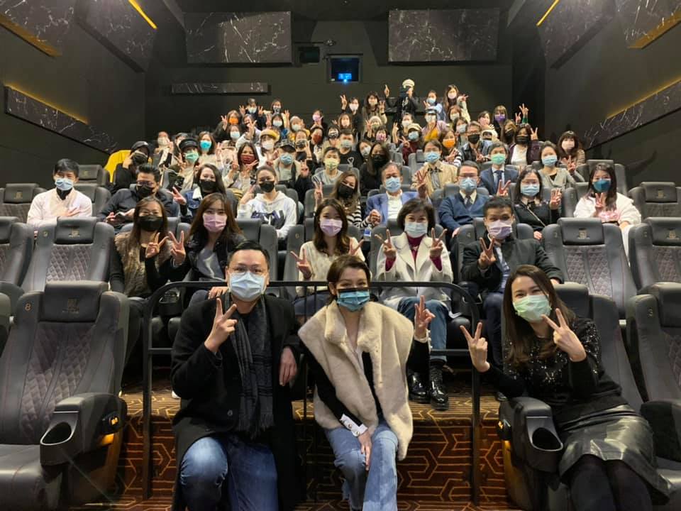 郭台銘妻子曾馨瑩及一群好友包場支持《孤味》。 圖：翻攝自郭台銘臉書
