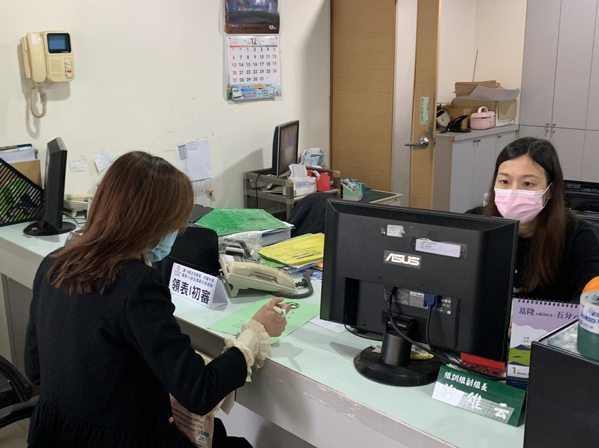 民進黨台北市黨部主委選舉今起開放登記，前台北市議員顏聖冠登記。 圖：顏聖冠辦公室 ／ 提供