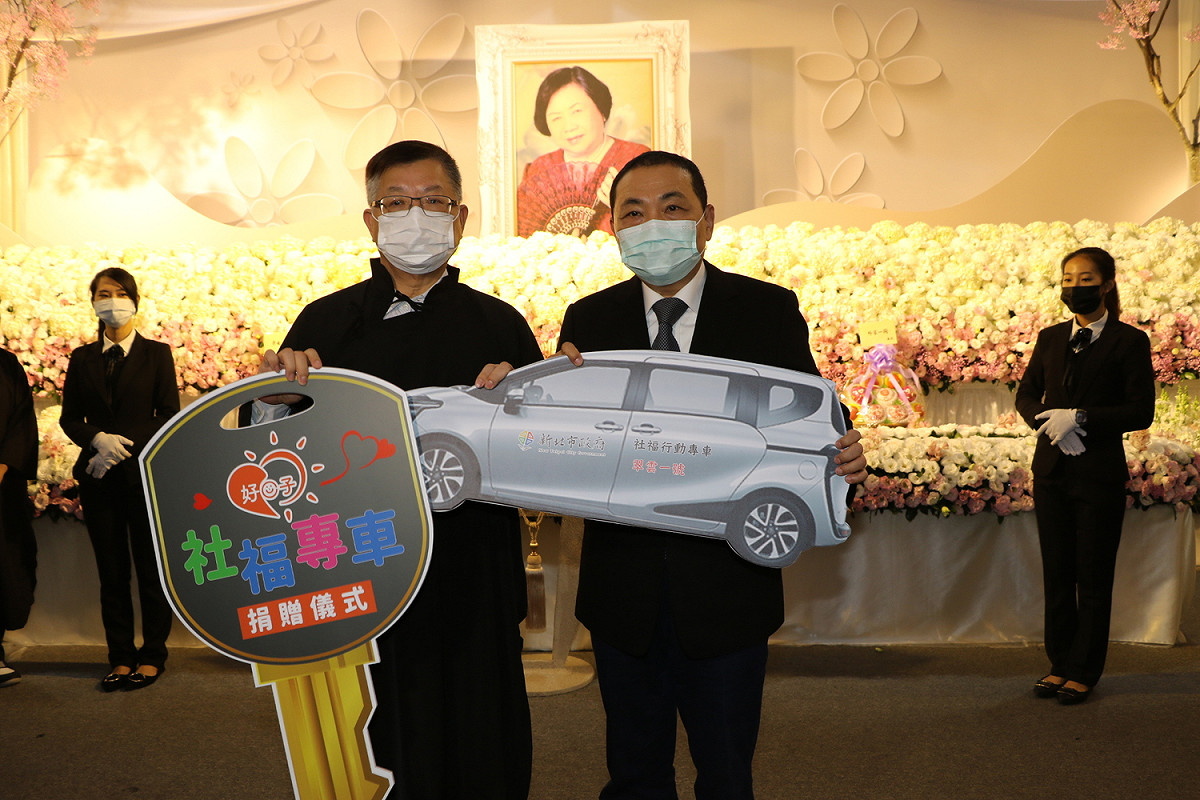蔡家福（左）代表遺族家屬 以母為名捐3輛社福專車 由侯友宜代表受贈。  圖：王峻昌／攝