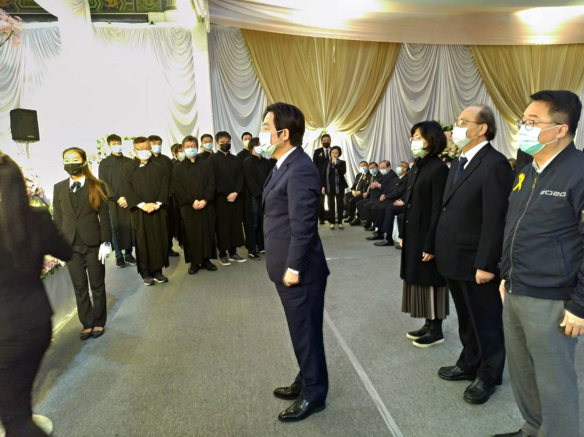 副總統賴清德（前）到場，偕前立法院長蘇嘉全、立院黨團總召柯建銘及立委蘇巧慧、吳秉叡等人鞠躬致哀。  圖：王峻昌／攝