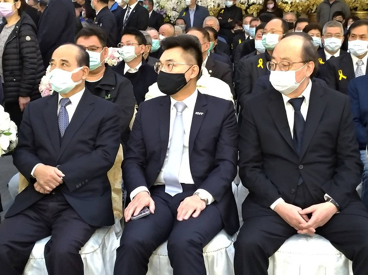 前立法院長王金平（左起）、國民黨主席江啟臣及民進黨立院黨團總召柯建銘今早出席蔡李翠雲告別式。 圖：王峻昌／攝