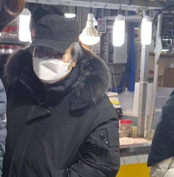 韓國網路論壇出現一則以「趙斗淳外出照片」為題，一張在市場捕捉到和趙斗淳神情、衣著都相當雷同的中年男子照片，引發熱議。 圖：取自於韓網路論壇（資料照）