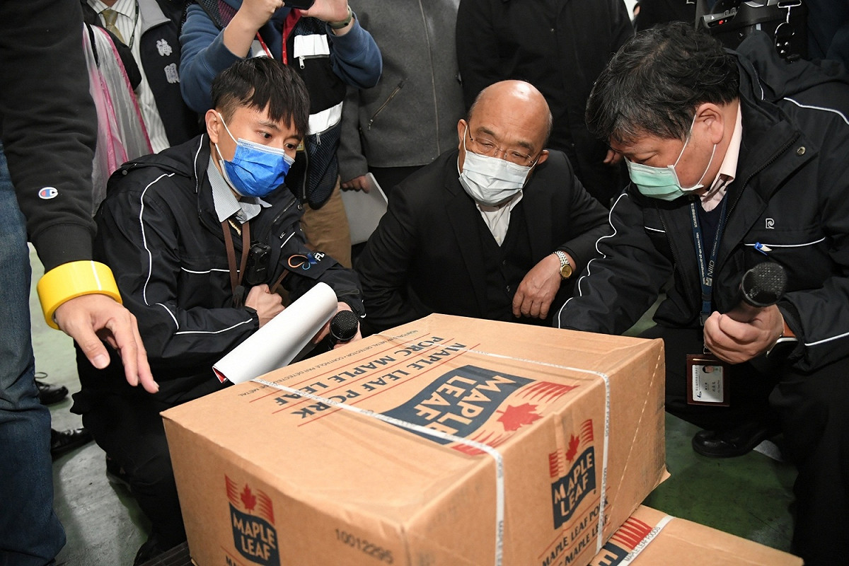 行政院長蘇貞昌今（4）日和衛福部長陳時中赴台北關視察進口豬肉的作業查驗。 圖：行政院提供