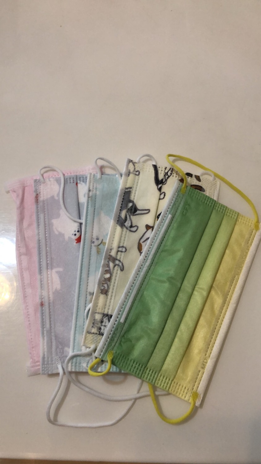 有媒體指出彩色口罩含偶氮色料可能有致癌風險，標檢局今日也啟動專案抽查。 圖：張家寧／攝