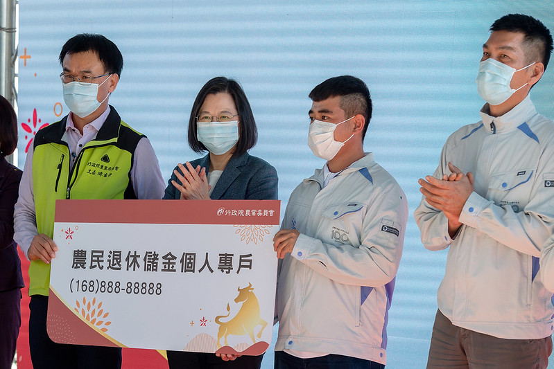 蔡英文總統（左2）今（4）日前往高雄出席「農民退休儲金制度開辦典禮」。 圖：總統府提供