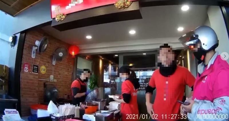 有外送員在取餐時遭店家辱罵，foodpanda表示，已和店家終止合作。 圖：翻攝自臉書「爆怨公社」