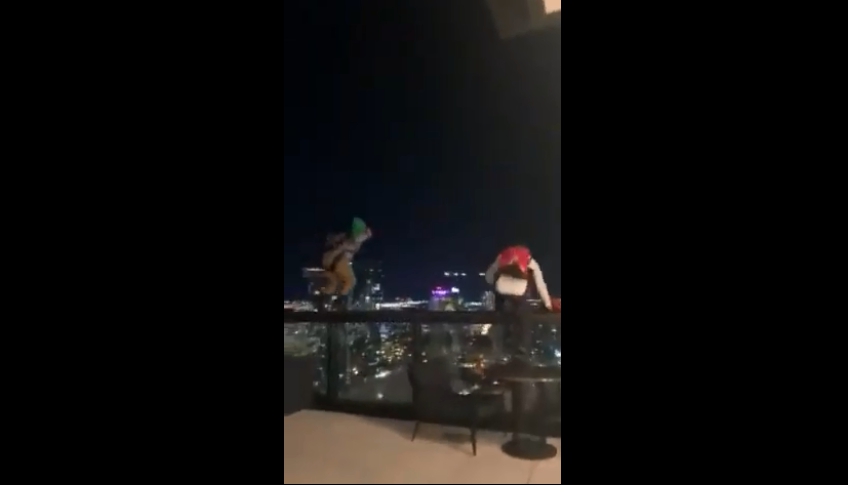 納許維爾當地時間一月一日，有兩名行跡詭異的男子突然從位於市中心的君悅飯店頂樓跳傘。 圖 : Amanda Bagley 影片截圖