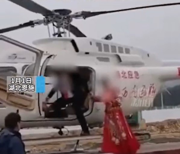 中國湖北有一對新人選擇在2021年元旦結婚，新郎為了給新娘驚喜，特地租了一架直升機。 圖：翻攝自微博