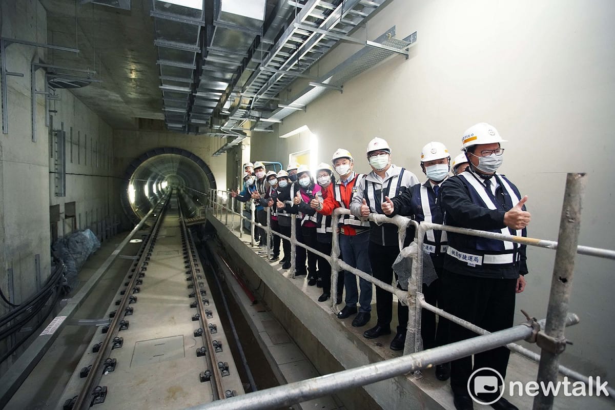 鄭文燦視察機捷延伸中壢段A22站工程進度，預計明年7月可望從A21站推進至A22站順利通車。 圖:林昀真/攝