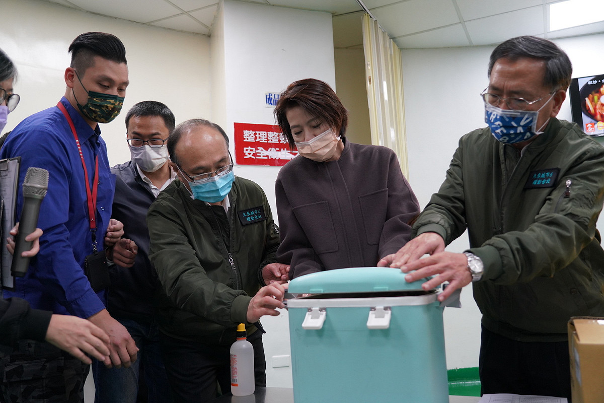 台北市副市長黃珊珊、蔡炳坤及教育局長曾燦金今前往視察「首創校園肉品專案查核，確保乙型受體素零檢出」。 圖：台北市教育局 / 提供