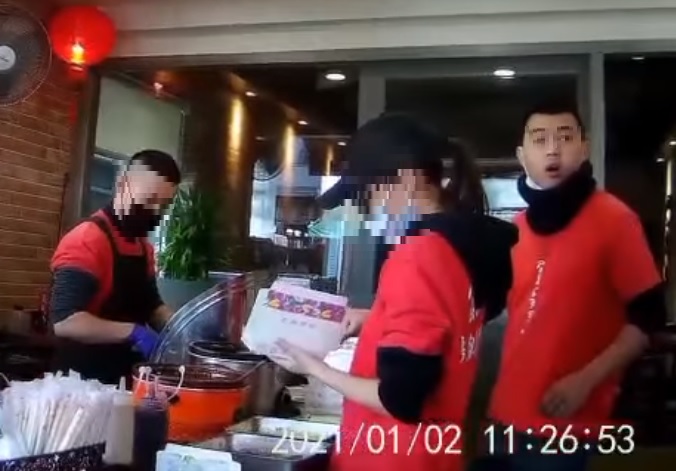 鴨肉店男店員以「破查某」、「毛長齊再來」等用語羞辱女外送員。 圖:翻攝自爆怨公社臉書