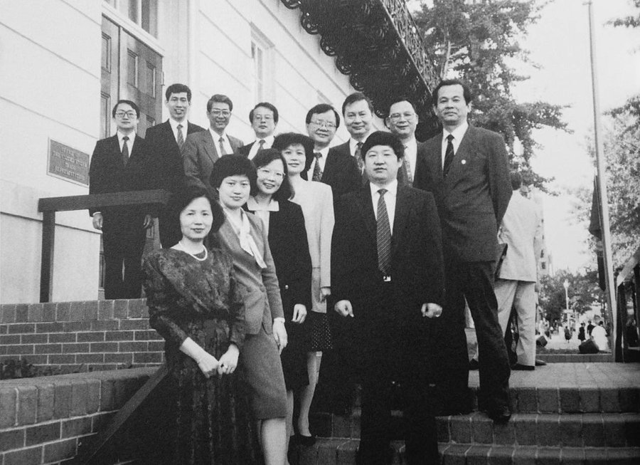 總統蔡英文在推特貼出30多年前參與國際談判的黑白照片 圖：蔡英文推特