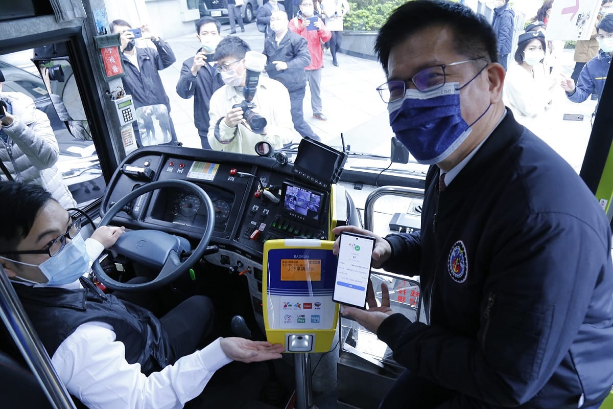 交通部長林佳龍示於公車使用行動支付。 圖：交通部公路總局／提供