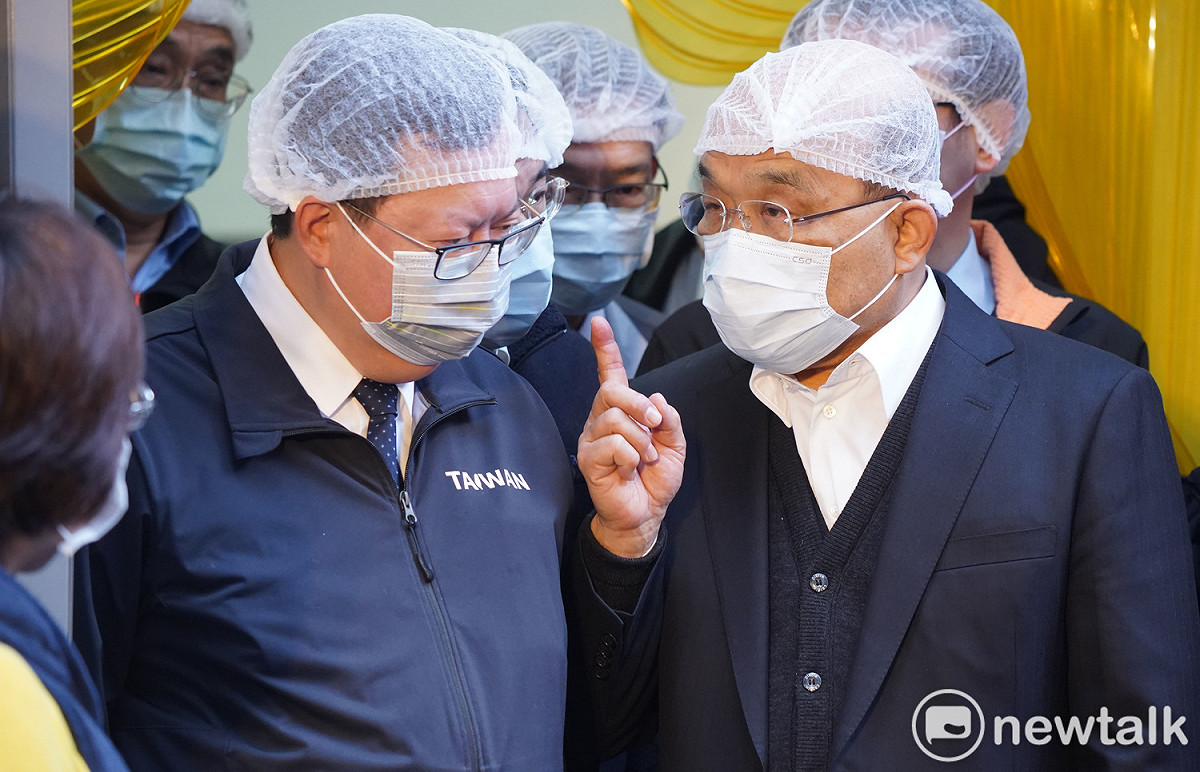 鄭文燦陪同行政院長蘇貞昌視察國小校園廚房使用國產食材情形。 圖：林昀真／攝