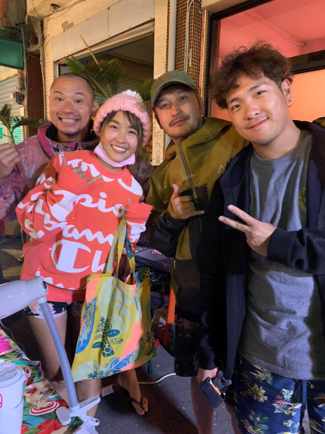 小嫻（左2）、金剛（左1）在恆春夜市擺攤，KID（右2）現身力挺，吸引大批民眾圍觀。 圖：翻攝自小嫻臉書