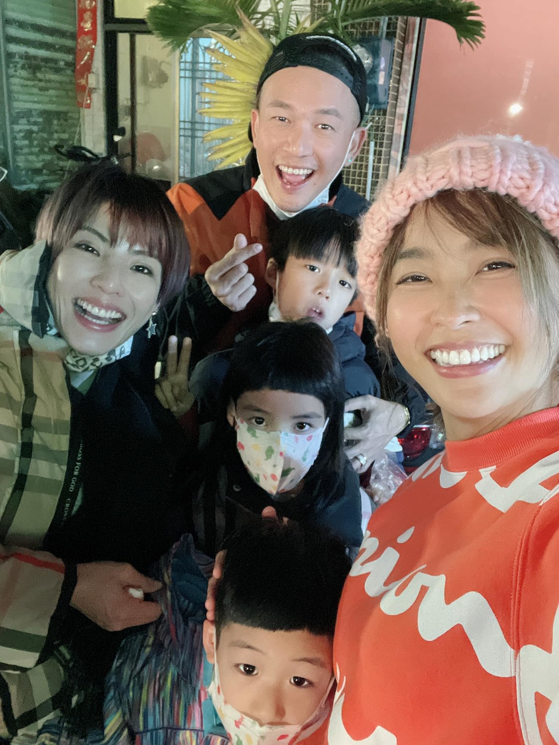 阿BEN一家人。 圖：翻攝自小嫻臉書