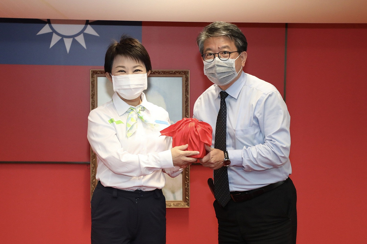 陳宏益由盧秀燕手中接印信，正式接任台中市環保局長。 台中市政府/提供