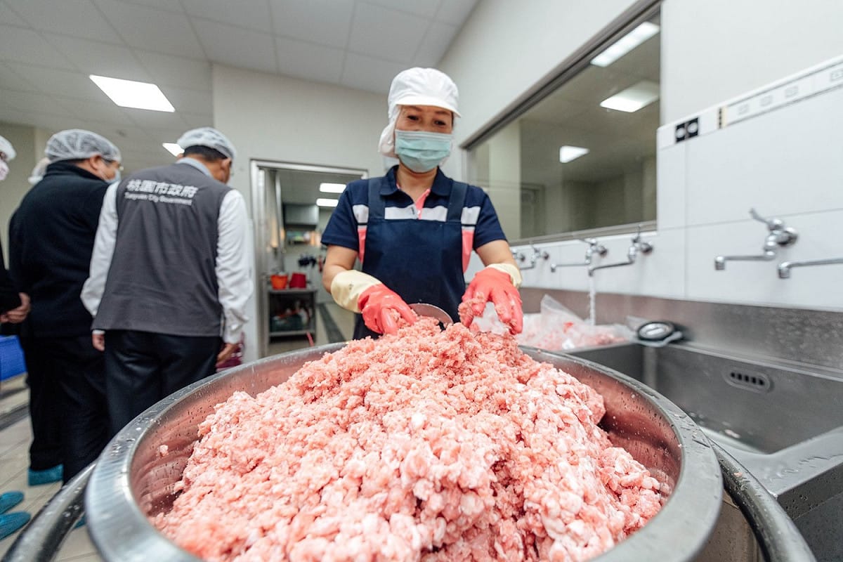 武漢肺炎造成多國封城，但台灣生活大致正常，美食令作者垂涎三尺，圖為行政院與桃園市政府人員日前視察大溪學校營養午餐使用國產豬肉。 圖：翻攝自教育部臉書