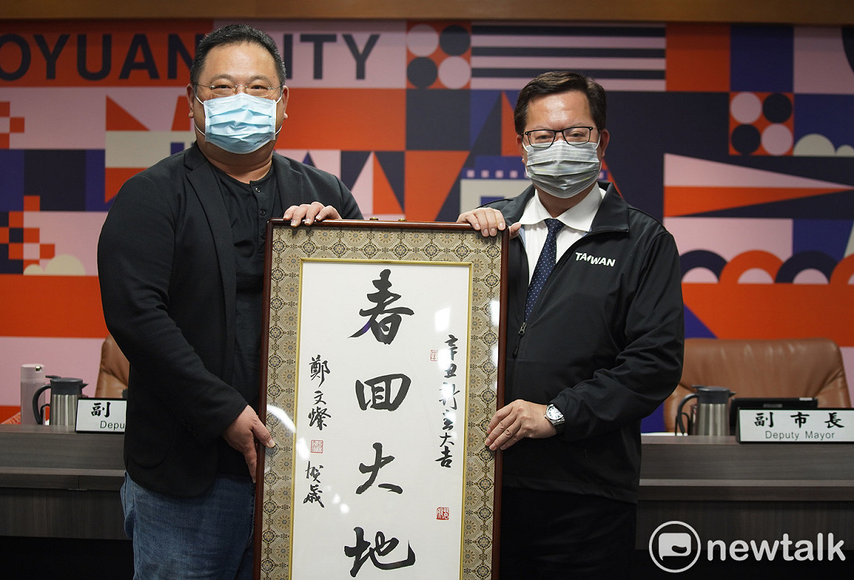 書法家於同生題字的「春回大地」春聯，源自宋朝詩人周紫芝「樹頭雪過梅猶在，地上春回柳未知」，祈願新的一年疫情退散，家家戶戶充滿幸福。 圖：林昀真／攝