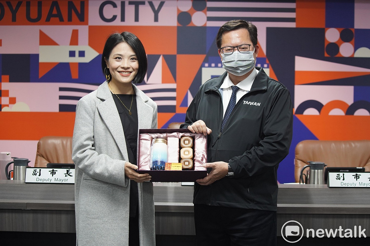 藝術家成若涵擅長以紙雕呈現台灣各地風土人情，「心願滿地 犇向2021」春聯以8大主題進行紙雕創作。 圖：林昀真／攝