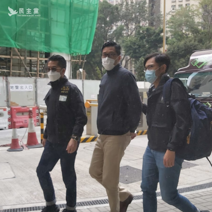 港警今大規模拘捕泛民派人士，圖為民主黨前立法會議員林卓廷今早被港警國安處人員拘捕，且警察還阻止在場人員進行拍攝。 圖：翻攝自民主黨臉書