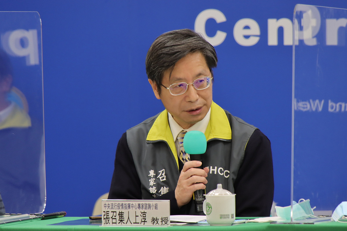 專家小組召集人張上淳說明一英國變異病毒染疫者狀況。 圖：中央流行疫情指揮中心/提供