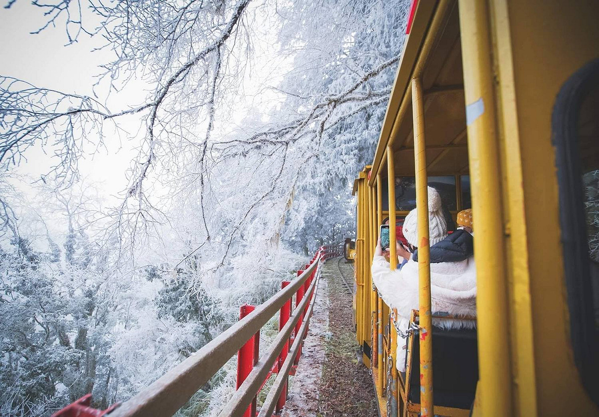 由於明日寒流來襲，大雪山、合歡山、太平山等都祭出相關管制措施。 圖：翻攝自太平山森林遊樂區臉書