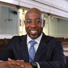 華諾克（Raphael Warnock）是亞特蘭大市資深的浸信教會牧師，將成為喬治亞州的首位非裔參議員，也是喬州近20年來的首位民主黨籍參議員。 圖 : 翻攝自推特