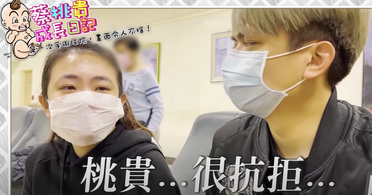 蔡阿嘎(右)及二伯(左)心疼不已。 圖：翻攝Youtube／蔡阿嘎