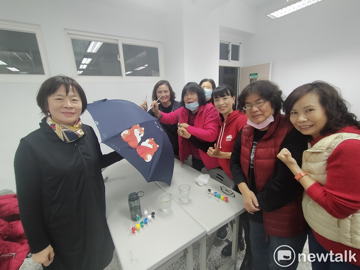 富雨洋傘提供樂齡大學教學支援，學員共同完成彩繪傘，圖中這片傘布遠送到新竹請高手協助畫上。 唐復年/攝