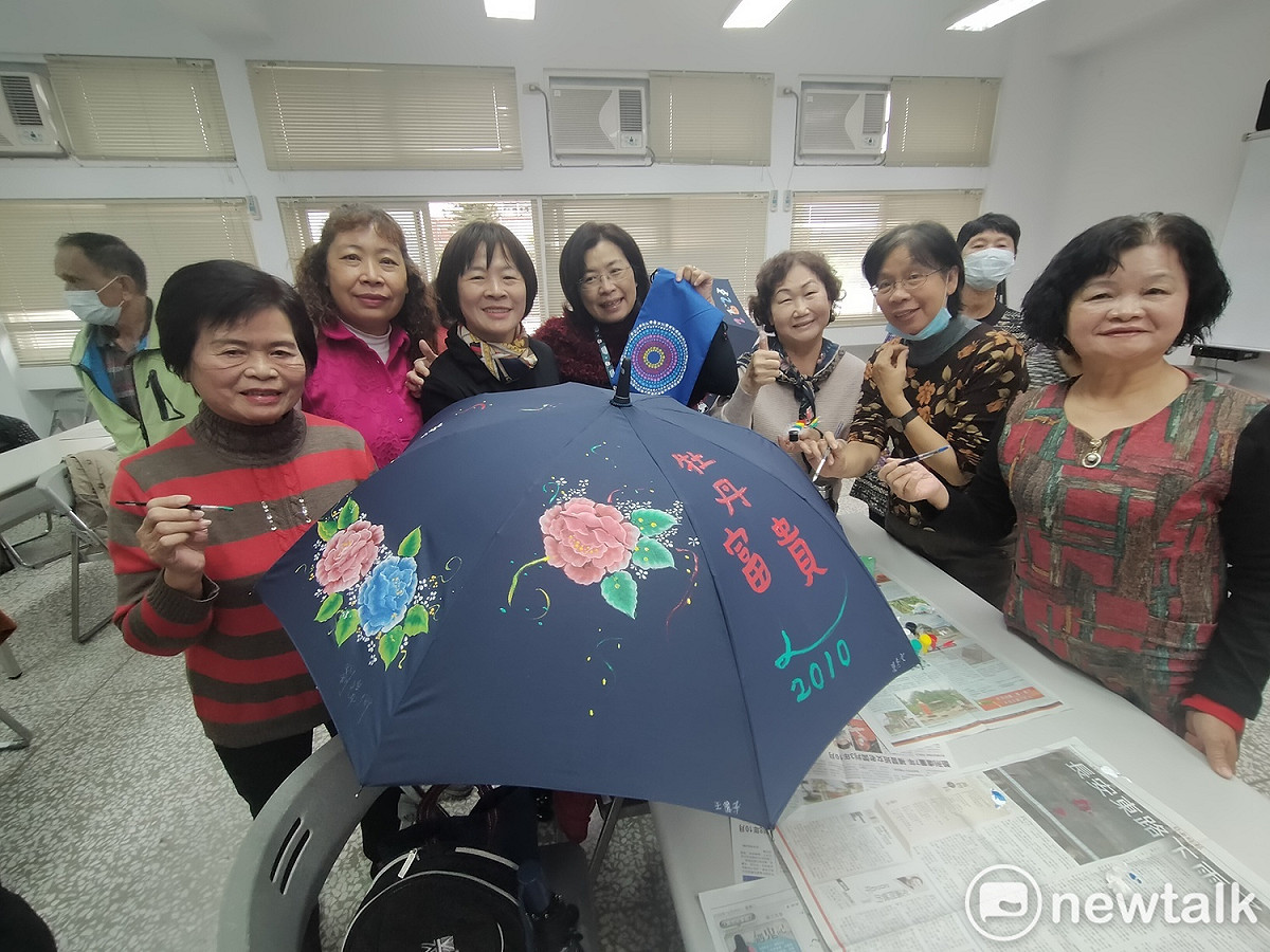 富雨洋傘提供樂齡大學教學支援，學員共同完成彩繪傘。 唐復年/攝