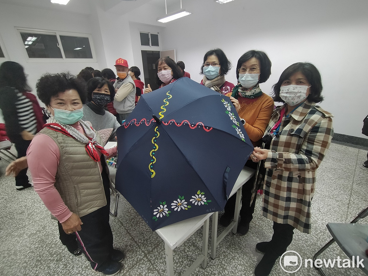 富雨洋傘提供樂齡大學教學支援，學員共同完成彩繪傘。 唐復年/攝