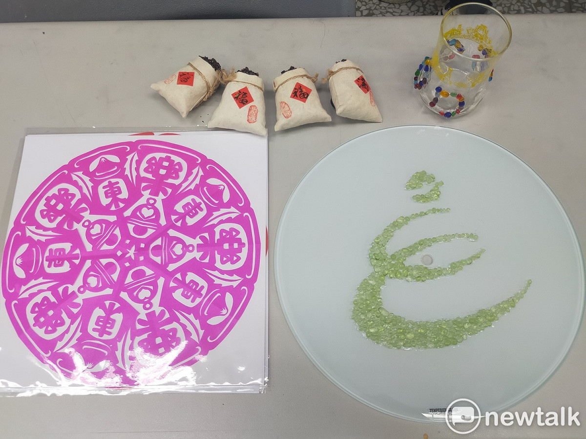 樂齡大學結業成果展，有多項作品都是學員DIY。 唐復年/攝