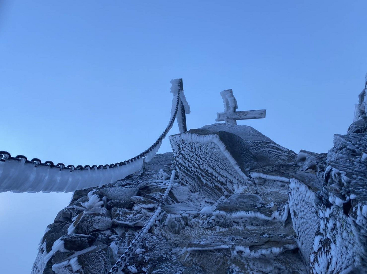 寒流來襲，玉山上午出現零下6.7度低溫，雖然未下雪，但已出現霧淞、結冰的現象。 圖：玉山國家公園管理處／曾國誠 /攝