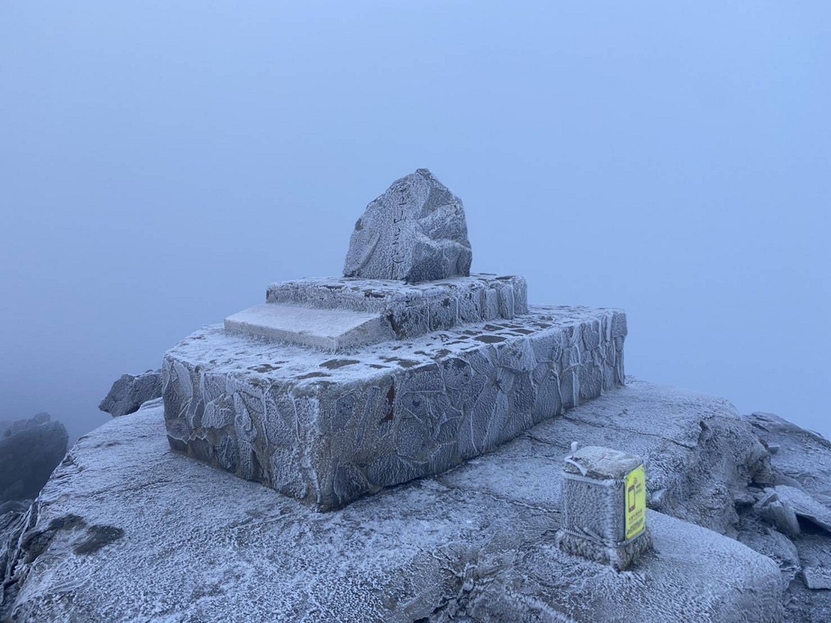 寒流來襲，玉山上午出現零下6.7度低溫，雖然未下雪，但已出現霧淞、結冰的現象。 圖：玉山國家公園管理處／曾國誠 /攝