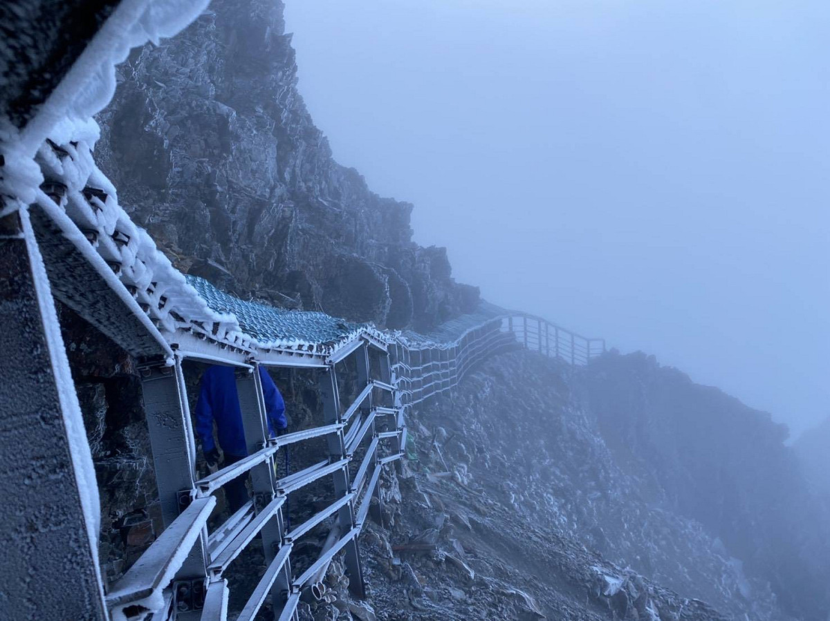 寒流來襲，玉山上午出現零下6.7度低溫，雖然未下雪，但已出現霧淞、結冰的現象。 圖：玉山國家公園管理處／曾國誠 /攝